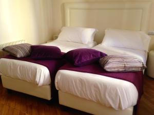 ローマにあるL'Appartamento Romanoの2ベッド(枕付)が備わる客室です。