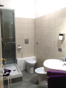 ローマにあるL'Appartamento Romanoのバスルーム(トイレ、シャワー、シンク付)