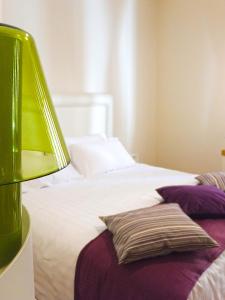 ローマにあるL'Appartamento Romanoのベッドルーム(緑のランプ付きの白いベッド付)