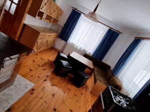 Zielona Żabka في بولانكسيك: اطلالة جوية لغرفة معيشة مع ستائر زرقاء
