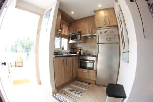 een keuken met een koelkast en een open deur bij La Carihuela Ethnic Apartment Torremolinos in Torremolinos