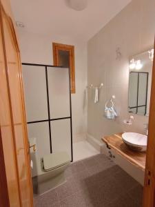 Koupelna v ubytování Casa el Ferrer + 13 fotografií