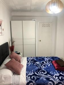 a bedroom with a bed with pillows on it at Hermoso piso/apartamento amueblado patraix Valencia. in Valencia