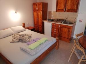 uma cozinha com uma cama com toalhas em Sobe i apartmani Simic em Ribarska Banja