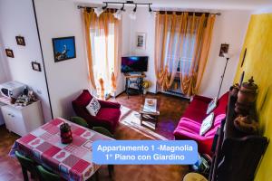 een woonkamer met een bank en een tafel bij Il Tiglio Gressan CIR 0003-CIR 0041 in Aosta