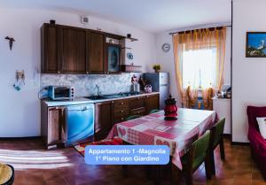 Il comprend une cuisine équipée d'une table et d'un réfrigérateur bleu. dans l'établissement Il Tiglio Gressan CIR 0003-CIR 0041, à Aoste