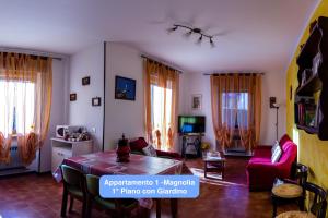 een woonkamer met een roze bank en een tafel bij Il Tiglio Gressan CIR 0003-CIR 0041 in Aosta