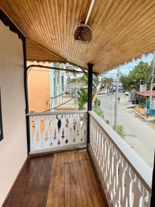 einen Balkon mit Holzboden und Holzdecke in der Unterkunft Cat in The Cup B&B in Bocas del Toro