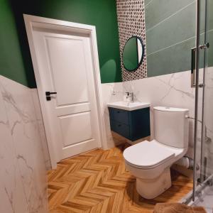 a bathroom with a toilet and a sink at Apartamenty Pastelowe, Suntago, Deepspot, Mszczonów in Mszczonów