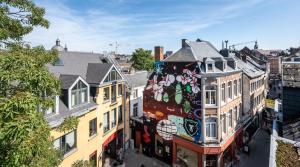 a building with a painting on the side of it at Les Cerisiers - Appartement Cosy au Centre de Namur in Namur