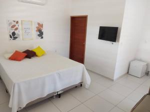 サン・ミゲル・ド・ゴストーゾにあるPousada Céu Azulのベッドルーム(ベッド1台、薄型テレビ付)