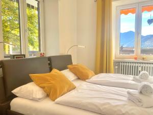 a bedroom with two beds with yellow pillows at Studio Inselblick für 2 mit Traumpanorama in Schliersee