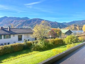 a house with a view of a river and mountains at Studio Inselblick für 2 mit Traumpanorama in Schliersee