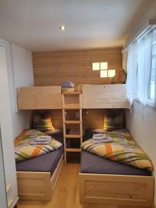 グレヘンにあるSilberblick "Remund" individuell & aussergewöhnlichの小さな部屋の二段ベッド2台