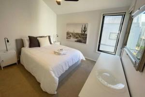 A bed or beds in a room at Modern 2 Bedroom Warehouse Conversion