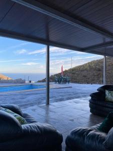 eine Terrasse mit Blick auf einen Tisch und Stühle in der Unterkunft Casa al sol in Adra