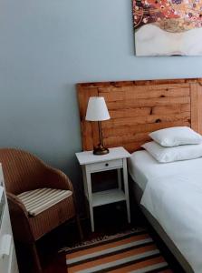 ヘーヴィーズにあるGabi Villaのベッドルーム1室(ベッド1台、テーブル、椅子付)