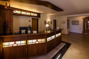 eine Lobby mit einer Bar mit einer Theke und Fenstern in der Unterkunft Hotel Pfaffenhofen in Schwabenheim