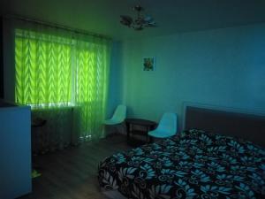 سرير أو أسرّة في غرفة في Apartaments in Borisov