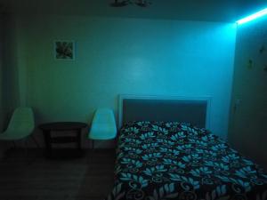 سرير أو أسرّة في غرفة في Apartaments in Borisov