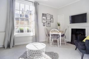 uma sala de estar com um sofá e uma mesa em The Apartment, Bath em Bath