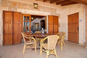 comedor con mesa de madera y sillas en Villa Agueda, en Muro