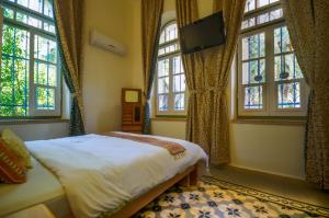 Un pat sau paturi într-o cameră la Jerusalem Garden Home