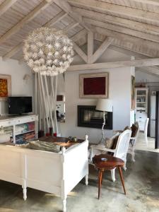una sala de estar con una gran lámpara de araña en Monte dos Binos, en Porto Covo