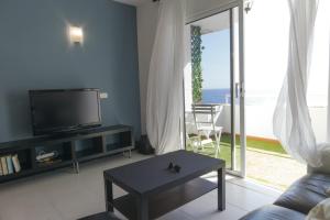 Μια τηλεόραση ή/και κέντρο ψυχαγωγίας στο Medano Beach