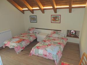 Habitación con 2 camas en una habitación en Casa Rural Sardas - Sabiñanigo, en Sabiñánigo