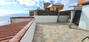 dach domu z widokiem na ocean w obiekcie LARGE 150 m2 APARTMENT, NICE VIEW AND LOCATION ! w mieście Puerto de Santiago