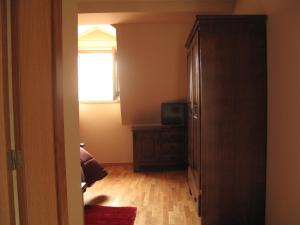 a living room with a cabinet and a window at Cantinho da Estrela in Seia