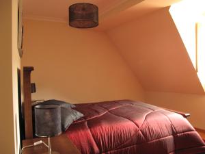 ein Schlafzimmer mit einem Bett im Dachgeschoss in der Unterkunft Cantinho da Estrela in Seia