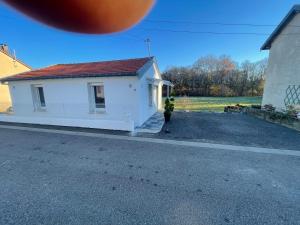 una piccola casa bianca sul lato di una strada di Loveroom 54 a Jarville-la-Malgrange
