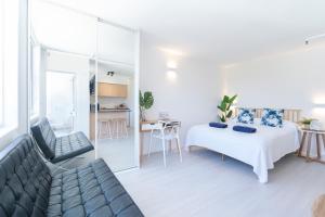 um quarto com uma cama e uma sala de estar em HolidayRento Bondi Beach Ocean View Rooftop Pool em Sydney