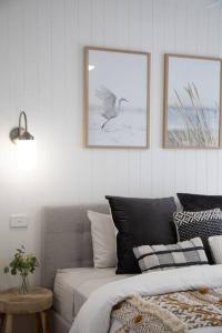 Un dormitorio con una cama y dos cuadros en la pared. en Foxmount Estate - Astrid, en Mount Gambier