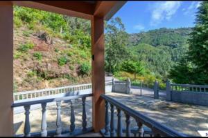 ein Balkon mit Blick auf die Berge in der Unterkunft The Mountain House experience in Rio Caldo