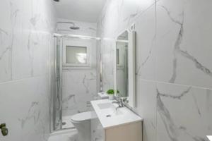 ein Badezimmer mit Waschbecken, Toilette und Dusche in der Unterkunft The Mountain House experience in Rio Caldo + 35 Fotos