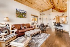 a living room with a couch and a table at Pikes Peak Resort - Bear Den Cabin - Where Luxury and Wilderness Meet in Westcreek