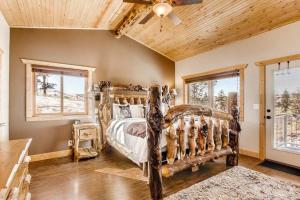WestcreekにあるPikes Peak Resort - Bear Den Cabin - Where Luxury and Wilderness Meetのベッドルーム1室(丸太で作られたベッド1台付)