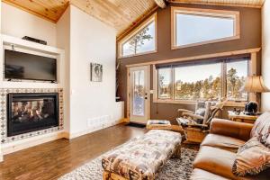 O zonă de relaxare la Pikes Peak Resort - Bear Den Cabin - Where Luxury and Wilderness Meet