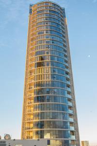 un edificio alto con muchas ventanas en Amarras Center en Santa Fe