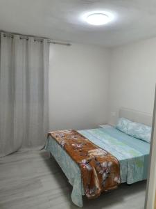 sypialnia z łóżkiem w pokoju z oknem w obiekcie CASA PARAISO 2 w Corralejo