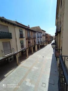 une rue vide dans une ville avec des bâtiments dans l'établissement Precioso y espacioso piso ideal para familias., à El Burgo de Osma