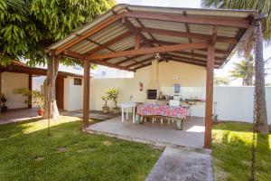 - un pavillon en bois avec une table dans la cour dans l'établissement Recanto Dos Coqueiros, à Florianópolis