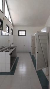 una gran cocina blanca con lavabos y una ventana en El Viejo Molino en San Bernardo