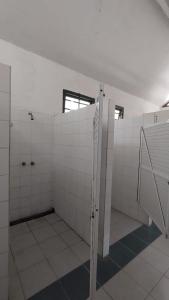 a bathroom with white tiled walls and a shower at El Viejo Molino in San Bernardo