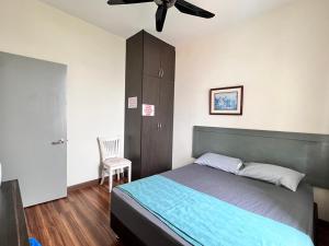1 dormitorio con 1 cama y ventilador de techo en Ayer8 Putrajaya Guesthouse en Putrajaya