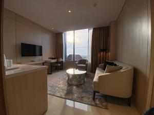 TV a/nebo společenská místnost v ubytování Prime Park Hotel & Convention Lombok