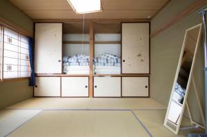 una camera con armadi bianchi e una finestra di TOMA HOUSE - Vacation STAY 8723 a Sapporo